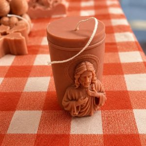 Colección artesanal de velas decorativas y figuras aromáticas